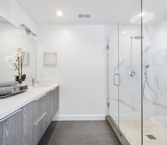 Mała łazienka z kabiną prysznicową