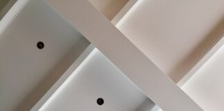 Które materiały są najlepsze do stosowania przy montażu sufitów podwieszanych?