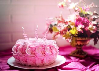 Jak ładnie ozdobić tort?