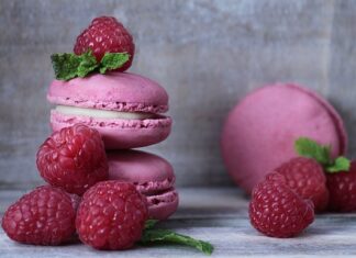 Jak udekorować ciasto bitą śmietaną?