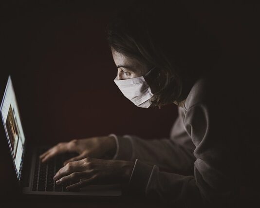 Jak obliczyć odległość za pomocą lornetki?