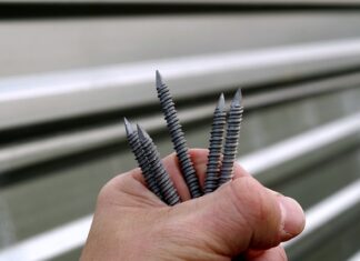 Jak mocować figurki na tort?