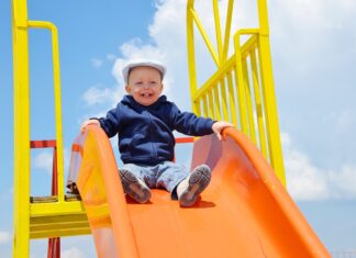 Kolorowe i bezpieczne place zabaw dla dzieci
