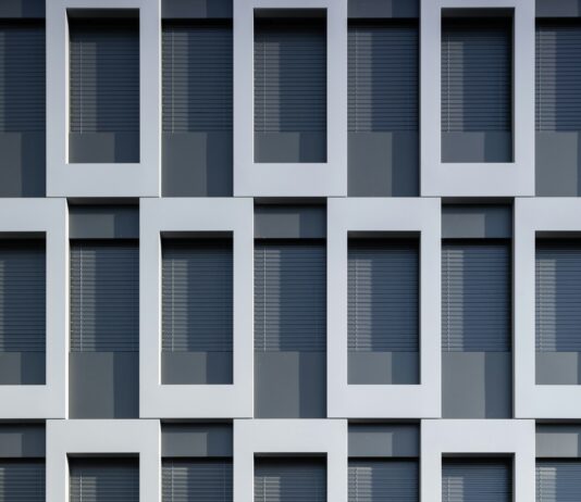 Jakie akcesoria meblowe od pewnego czasu zyskują na znaczeniu? Przygotowania do zakupu żaluzji fasadowych